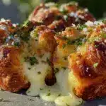 savory cheesy garlic cruffins - featured image